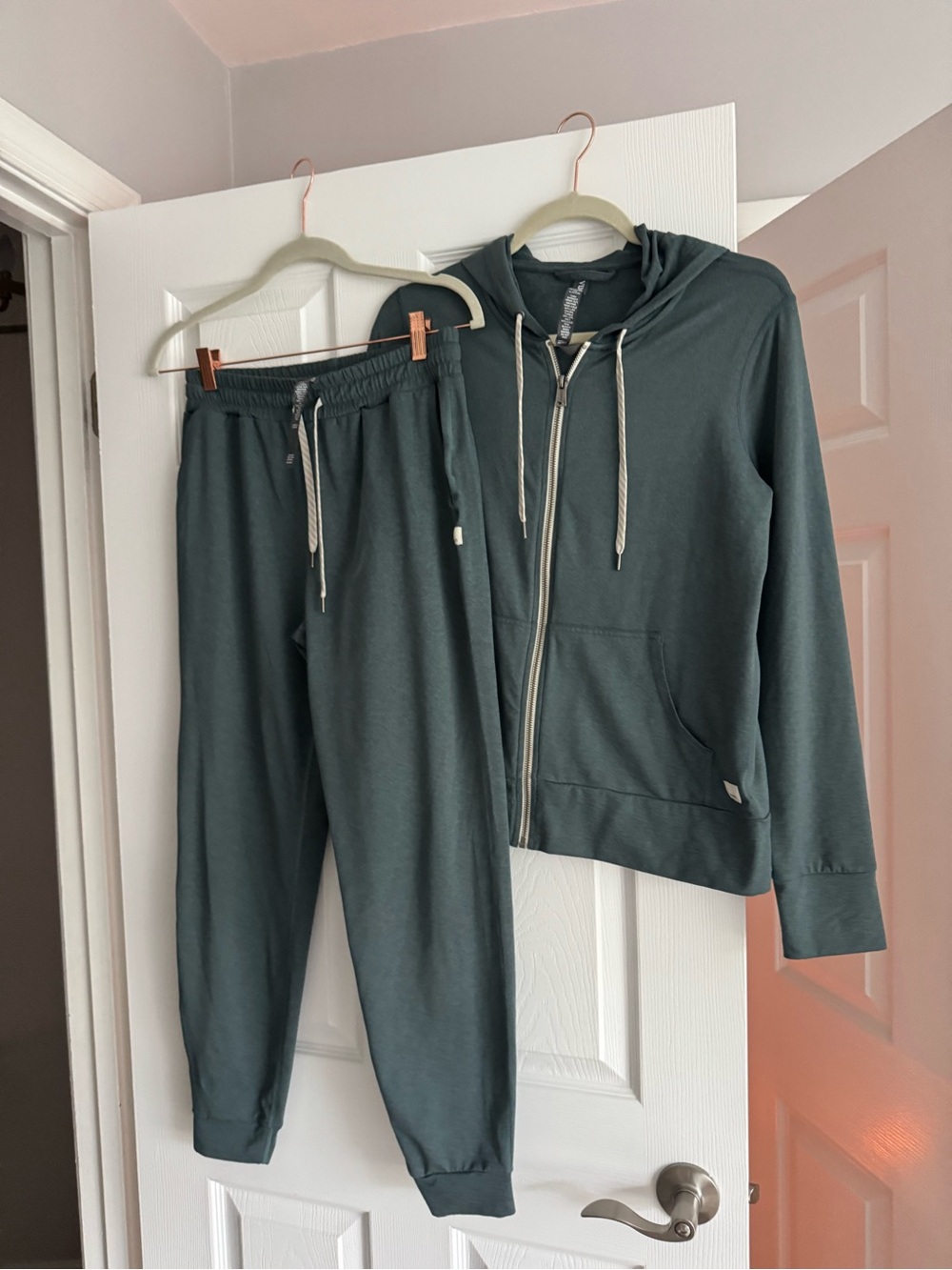 Vuori halo performance hoodie and jogger in green
